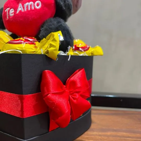caja corazon black con bombones peluche y globo 